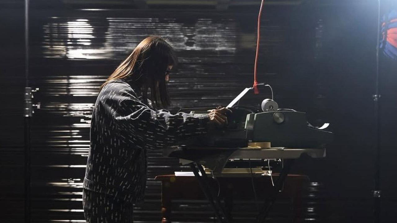mujer con máquina de escribir, obra de la exposición.